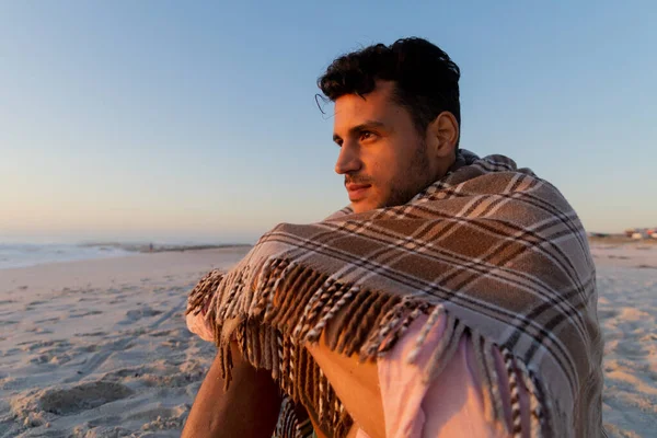 Καυκάσιος Που Απολαμβάνει Χρόνο Στην Παραλία Κάθεται Καλυμμένος Μια Κουβέρτα — Φωτογραφία Αρχείου