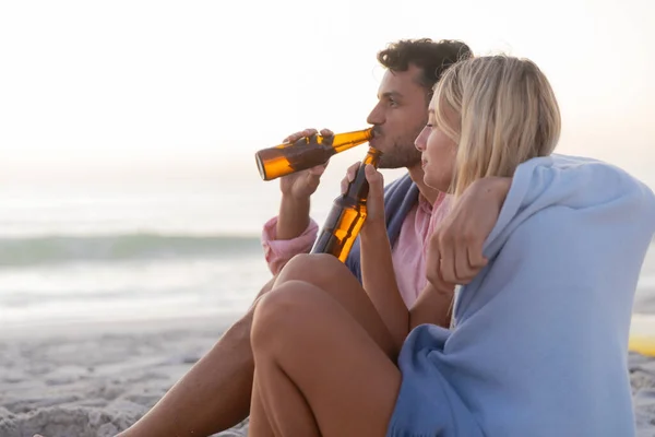 Casal Caucasiano Desfrutando Tempo Praia Sentado Coberto Com Cobertor Abraçando — Fotografia de Stock