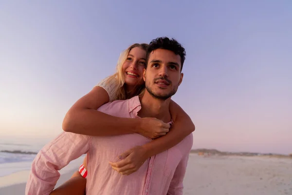 Kaukasisches Paar Genießt Zeit Strand Ein Mann Hält Eine Frau — Stockfoto