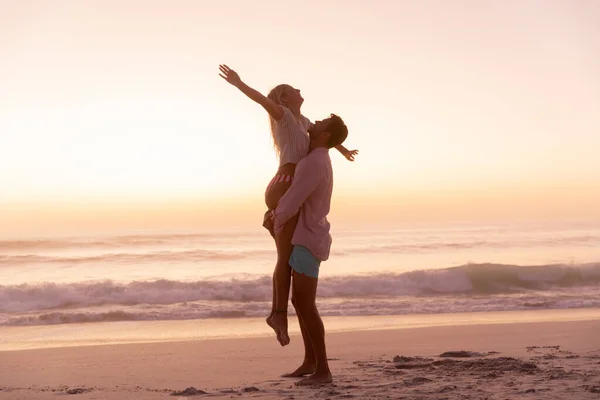 Caucasian Couple Enjoying Time Beach Man Lifting Woman Woman Widening — Stock Photo, Image