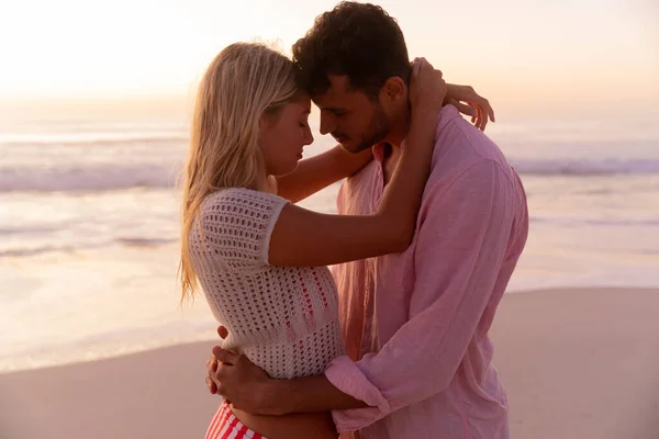 Pareja Caucásica Disfrutando Del Tiempo Playa Abrazándose Tocándose Frente Con —  Fotos de Stock