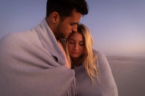 Pareja Caucásica Disfrutando Del Tiempo Playa Abrazándose Cubriéndose Con Una —  Fotos de Stock