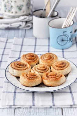 Pamuk peçete üzerinde bir plaka ile tarçın rulo