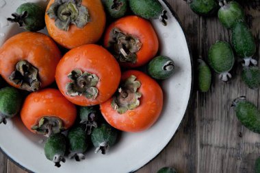 Tablo, bir taze hurma ve feijoa bir tepside üzerinde