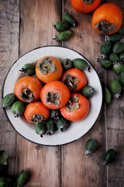 Tablo, bir taze hurma ve feijoa bir tepside üzerinde