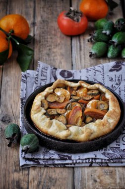 Galetta. Bir feijoa, Trabzon hurması, mandalina ile açık meyve pasta