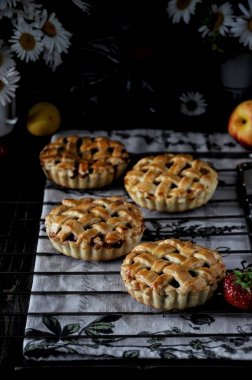 Hamur yapılmış bir kafes ile köftesi. Doldurma çilek, kayısı, nektarin, şeftali, kiraz. Bir ızgara