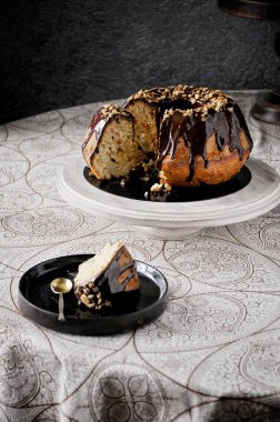 Yulaf ezmesi, bitter çikolata, tohum ve kuru üzüm ile pasta