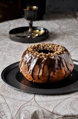 Yulaf ezmesi, bitter çikolata, tohum ve kuru üzüm ile pasta