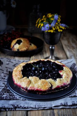 Frenk üzümü pasta. Siyah frenk üzümü ile Galetta