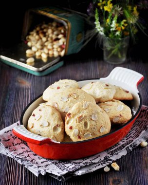 Fıstık üzerinde metal bir tava ile tanımlama. Portre