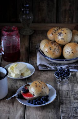Ev yapımı çörekler tereyağı ve böğürtlenli reçel ile kahvaltıda keten tohumu Ayçiçeği tohumları ile