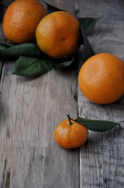 Sobre Mesa Hay Mandarinas Navideñas Acerca Año Nuevo — Foto de Stock