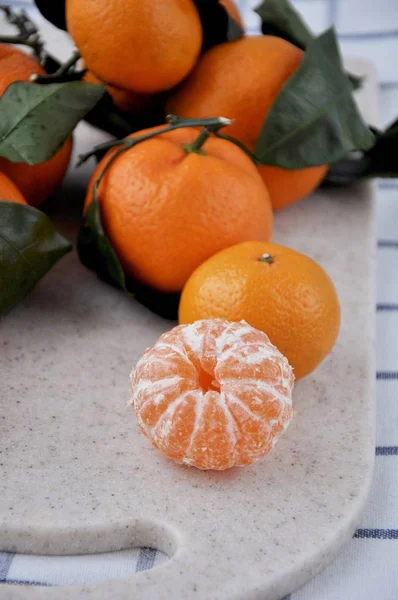 Una Tabla Cortar Están Los Mandarines Navidad Acerca Año Nuevo — Foto de Stock