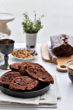 Çikolata ve fındık parçaları ile çikolatalı kek
