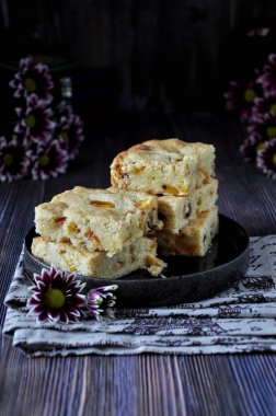 Bir tepside, nektarin ve çikolata parçaları ile sarışın