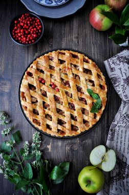 Bir tepside elmalı turta hamuru ile ızgara, taze elma ve çilek