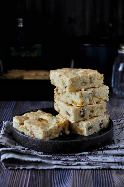 Bir tepside, nektarin ve çikolata parçaları ile sarışın
