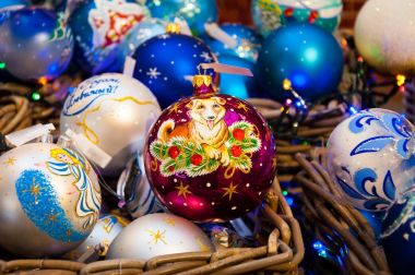 Ladin süs eşyaları, oyuncak şenlikli satışı. Sepet oyuncakları ve topları ile çerçeve içinde. Noel ağacı, çam dalları, koniler. Noel oyuncaklar, Dekorasyon, hediye
