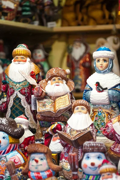 莫斯科红场的圣诞集市销售玩具 著名和流行的 Fairy Tale 父亲霜和雪人 圣诞老人 — 图库照片