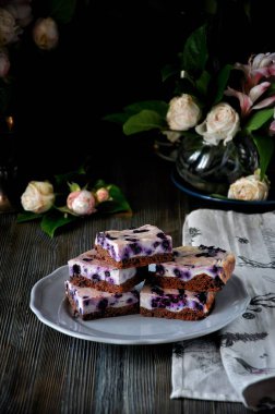 Yaban mersini, çiçeklerle süslenmiş ile lor pastası