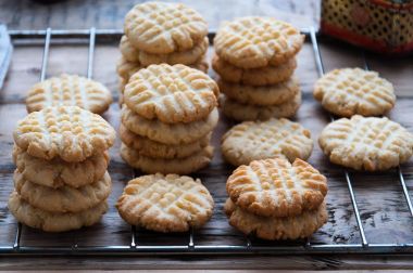 Bir kafes şeklinde bir desen ile ev yapımı kurabiye