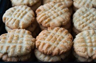 Bir kafes şeklinde bir desen ile ev yapımı kurabiye yakın çekim