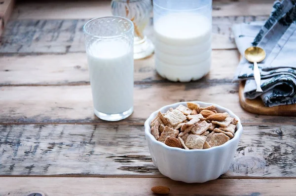 Сухой Здоровый Завтрак Орехами Стаканом Молока — стоковое фото