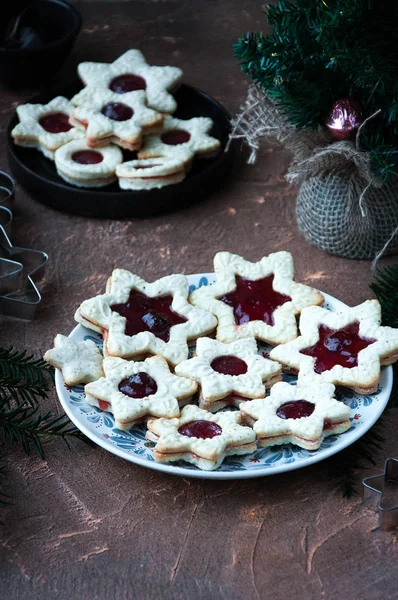 Plato Galletas Almendras Forma Estrellas Con Mermelada Fresa Dulces Navidad — Foto de Stock