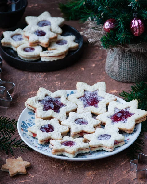 Plato Galletas Almendras Forma Estrellas Con Mermelada Fresa Dulces Navidad — Foto de Stock