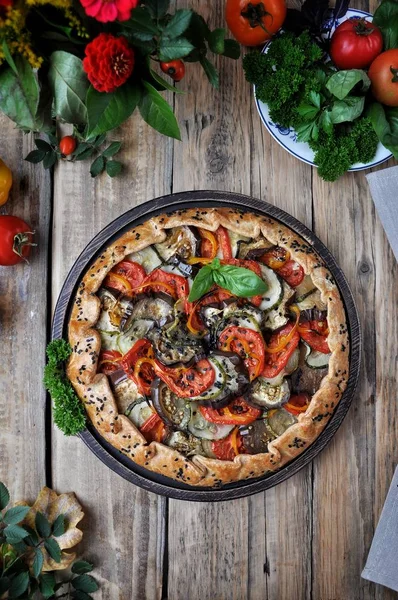 Sobre Mesa Madera Sobre Plato Galleta Vegetal Los Tomates Berenjena — Foto de Stock