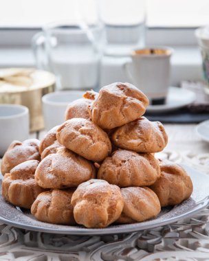 Masaya bir tabak Profiterol, işte tatlı tatlı kahvaltı için