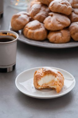 Masaya bir tabak Profiterol, işte tatlı tatlı kahvaltı için
