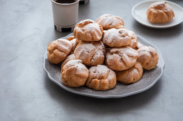 Masă Există Farfurie Profiteroli Desert Dulce Pentru Micul Dejun — Fotografie, imagine de stoc