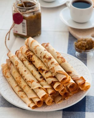 Kahvaltı için ince krep. Maslenitsa. Tablo, bir tabak krep, kahve ve feijoa reçeli