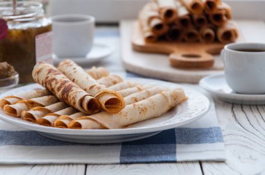 Kahvaltı için ince krep. Maslenitsa. Tablo, bir tabak krep, kahve ve feijoa reçeli