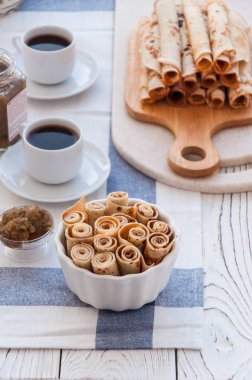 Kahvaltı için ince krep. Maslenitsa. Tablo, bir tabak krep, kahve ve feijoa reçeli