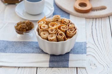 Kahvaltı için ince krep. Maslenitsa. Tablo, bir tabak krep, kahve ve feijoa reçeli