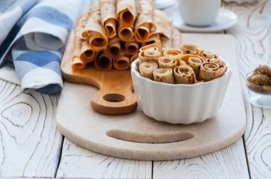 Kahvaltı için ince krep. Maslenitsa. Tablo, bir tabak krep, kahve ve feijoa reçeli