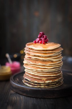 Bal, reçel ve çilek ile Pancakes