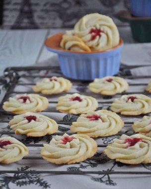 Ev yapımı Kum bisküviler reçelli kurabiye. Kurabye