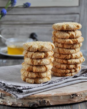 Ev yapımı tatlım bisküvi ile Hindistan cevizi ile eklendi çatlaklar yığınları