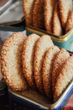 Susam ile düz şeklinin ev yapımı kurabiye