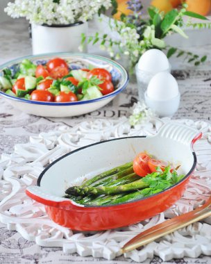 Kahvaltı haşlanmış yumurta ve krem peynir pişmiş kuşkonmaz