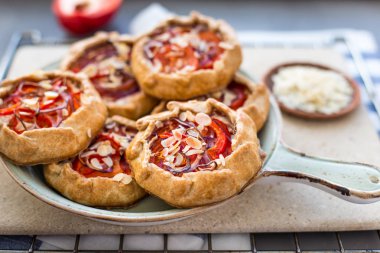 Mini pizza, krem peynir, kırmızı soğan, domates, tatlı biber ve badem ile sebze Galette'ye