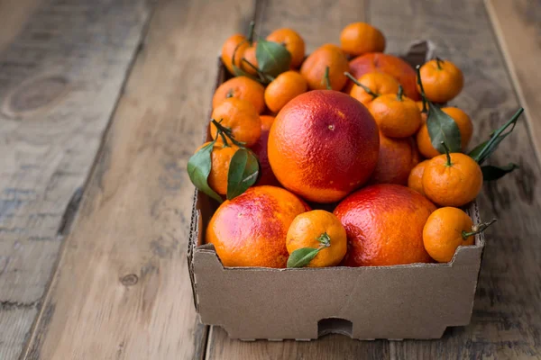Una Caja Cartón Frutas Frescas Invierno Con Naranjas Rojas Mini — Foto de Stock