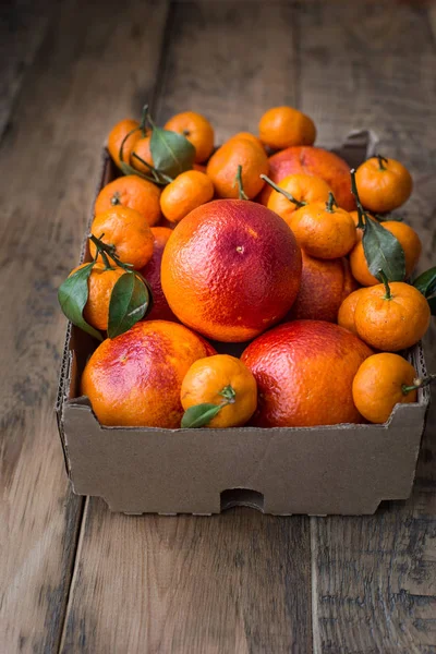 Una Caja Cartón Frutas Frescas Invierno Con Naranjas Rojas Mini — Foto de Stock