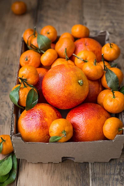 Una Caja Cartón Frutas Frescas Invierno Con Naranjas Rojas Mini — Foto de Stock