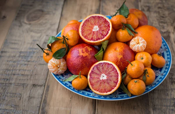 Sobre Plato Azul Con Patrón Oriental Las Frutas Frescas Invernales — Foto de Stock