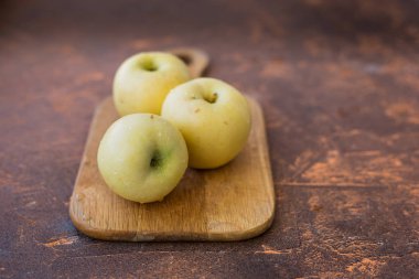 Taze elma. Çeşitli beyaz ahşap kesme tahtası üzerinde dökme